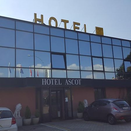 Hotel Ascot Бинаско Екстериор снимка