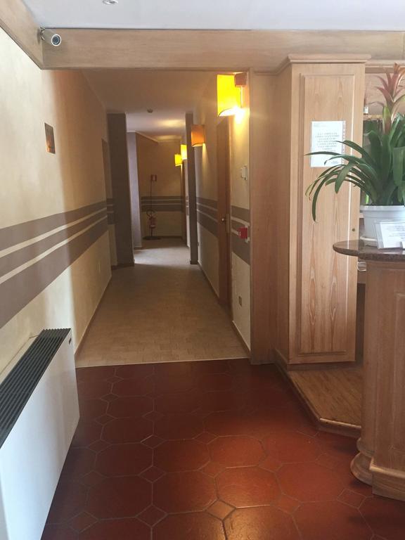 Hotel Ascot Бинаско Екстериор снимка