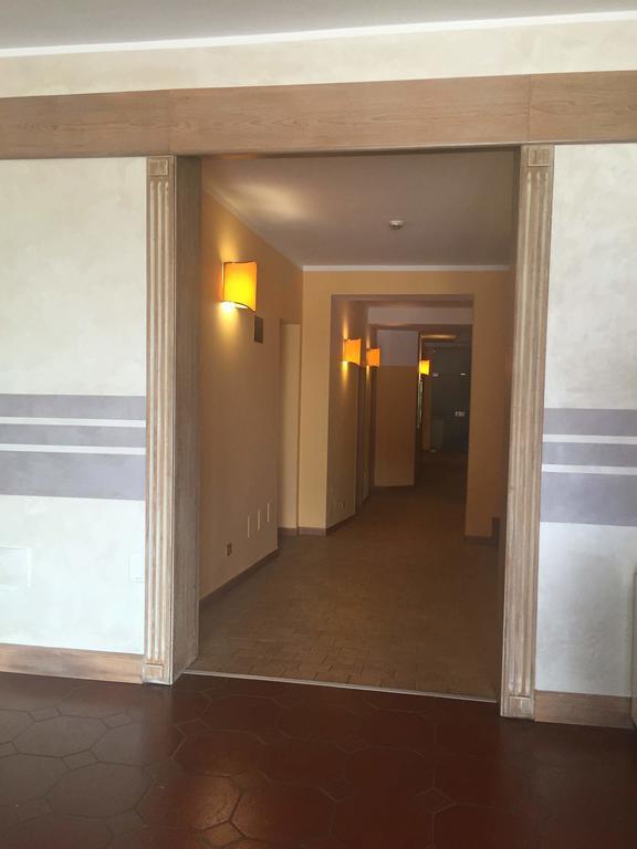 Hotel Ascot Бинаско Екстериор снимка