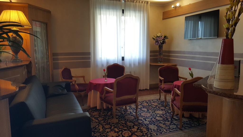 Hotel Ascot Бинаско Екстериор снимка