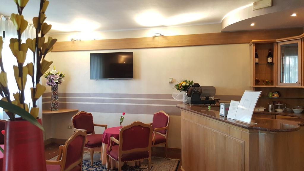 Hotel Ascot Бинаско Екстериор снимка