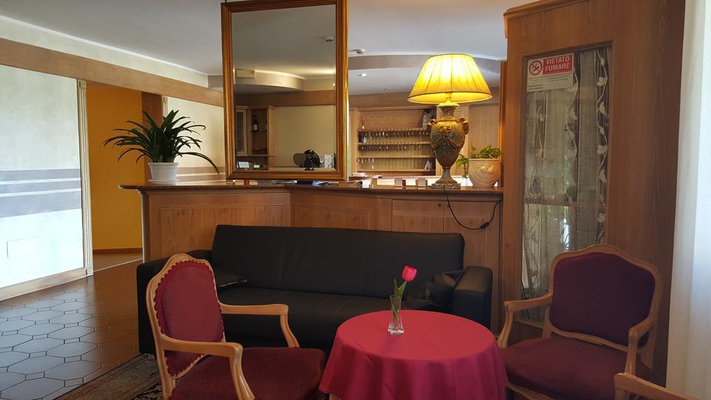 Hotel Ascot Бинаско Екстериор снимка