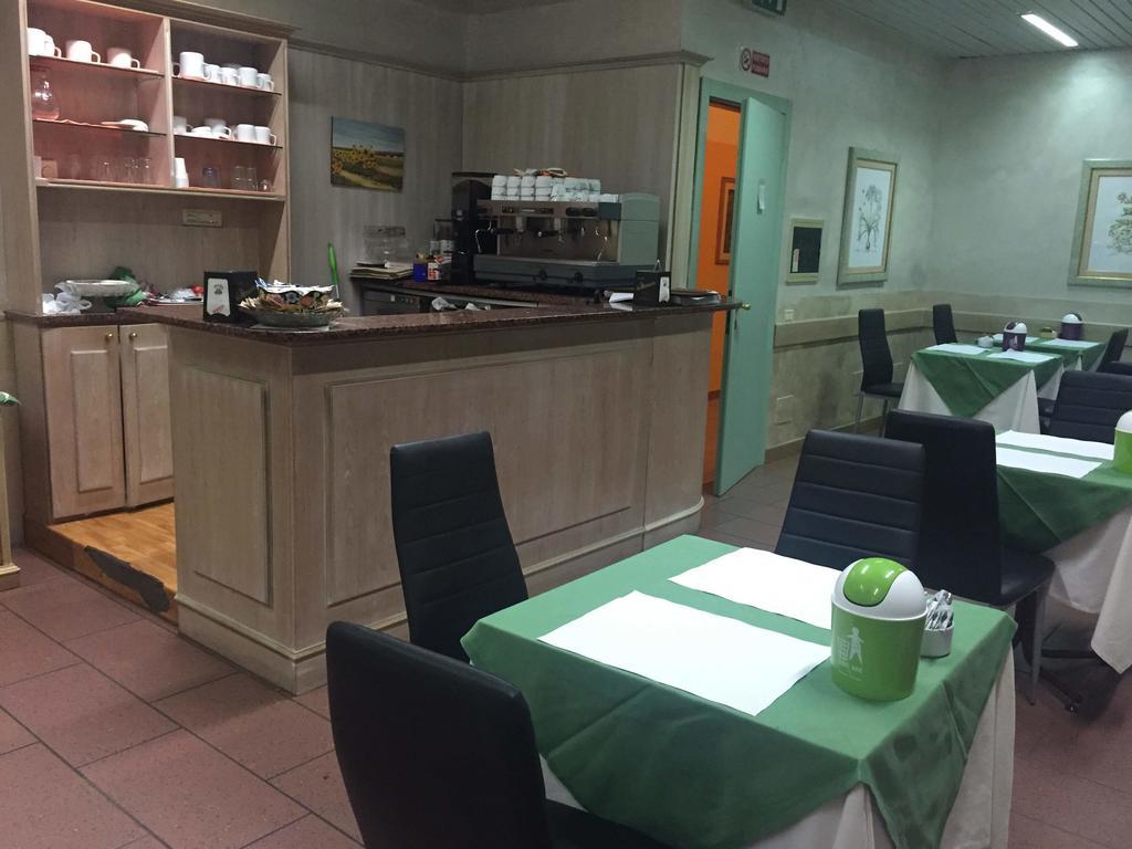 Hotel Ascot Бинаско Екстериор снимка