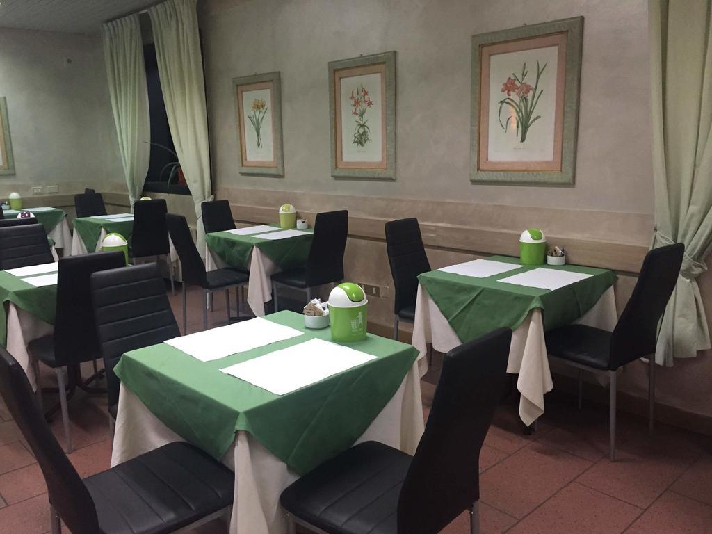 Hotel Ascot Бинаско Екстериор снимка