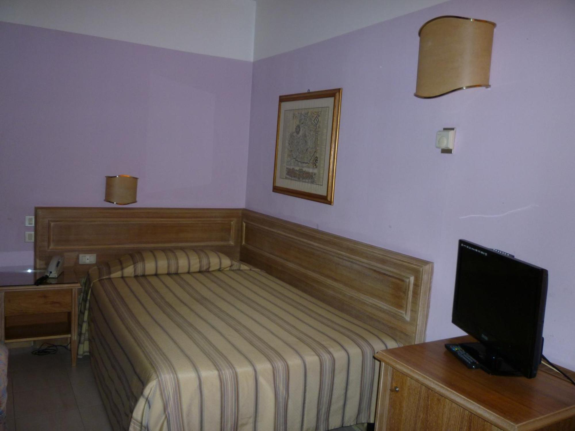 Hotel Ascot Бинаско Екстериор снимка