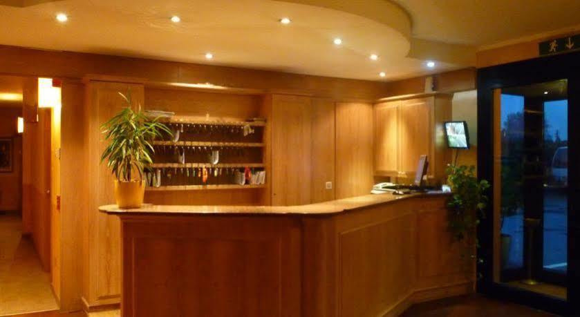Hotel Ascot Бинаско Екстериор снимка